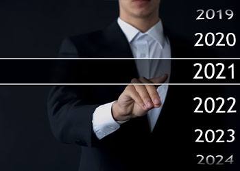 Person pointing to the year 2021 on a list